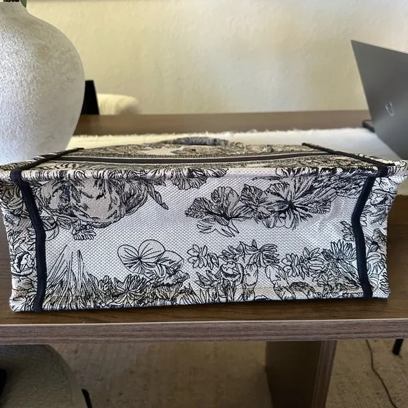 Designer Inspired Black and White Tote Bag - Picture 3 of 4